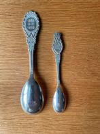 Een Suikerlepel en een theelepel Wilhelmina 50 jaar, Antiek en Kunst, Antiek | Bestek, Ophalen of Verzenden