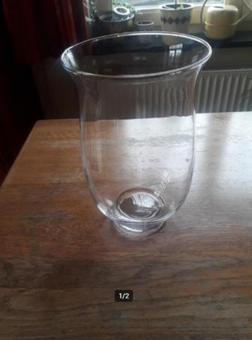 Grote glazen vaas. beschikbaar voor biedingen