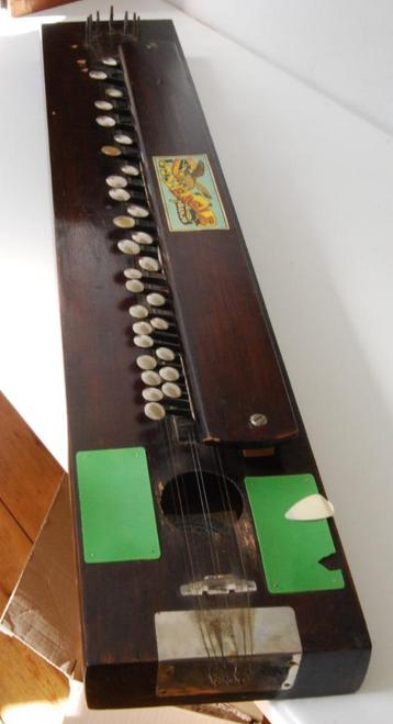 Punjabi Banjo in houten kist beschikbaar voor biedingen