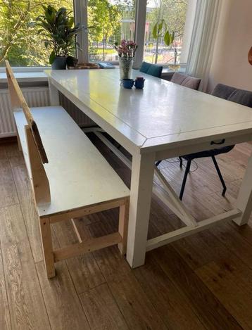 Witte houten eettafel met bank beschikbaar voor biedingen
