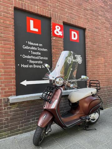 Te Koop Vespa Primavera ( blauw kenteken ) beschikbaar voor biedingen