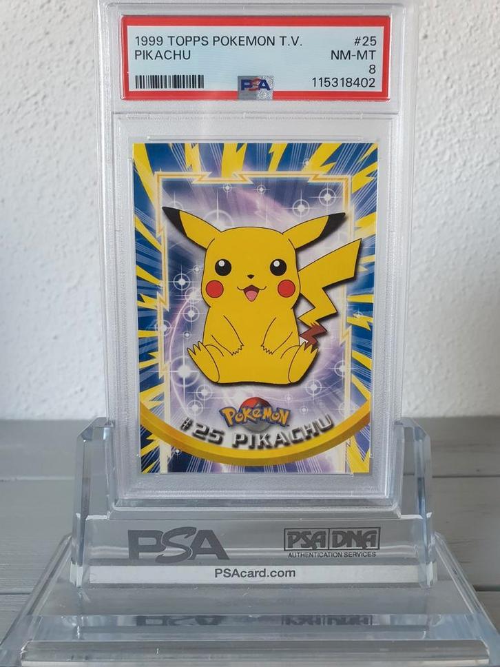 Pikachu TOPPS PSA 8 #25 1999 T.V. Animation Pokemon, Hobby en Vrije tijd, Verzamelkaartspellen | Pokémon, Nieuw, Ophalen of Verzenden