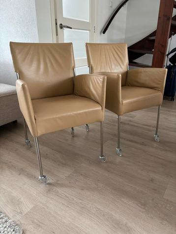 2x leren eetkamerfauteuil op Wieltjes beschikbaar voor biedingen