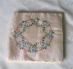 Antiek zalmkleurig zijden hoesje met geborduurde bloemen, Antiek en Kunst, Curiosa en Brocante, Ophalen of Verzenden