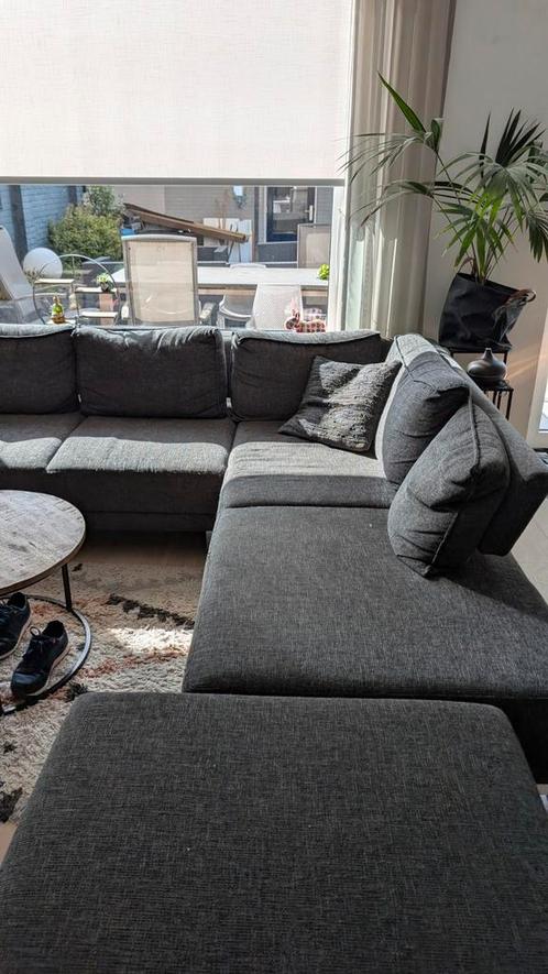 TEAB Grijze hoekbank met  hocker, Huis en Inrichting, Banken | Bankstellen, Gebruikt, Hoekbank, Vierpersoons of meer, 250 tot 300 cm