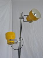 Dijkstra vintage staande lamp / vloerlamp dubbele spots geel, Huis en Inrichting, Lampen | Vloerlampen, 150 tot 200 cm, Metaal