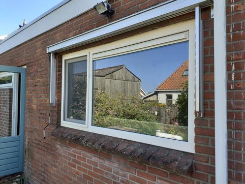 Kunsstof kozijn met draai-kiepraam én zonnescherm, Doe-het-zelf en Verbouw, Kozijnen en Schuifpuien, Gebruikt, Raamkozijn, Kunststof