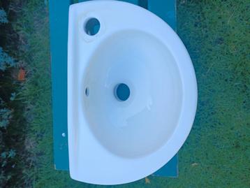 Wasbakje voor toilet beschikbaar voor biedingen