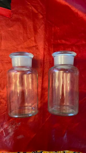 2 IDENTIEKE APOTHEKERSFLESSEN MET GESLEPEN STOP. (1L). beschikbaar voor biedingen