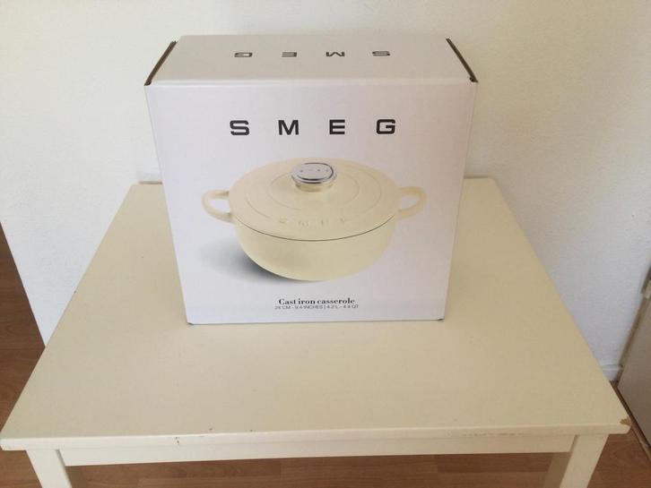 Smeg gietijzeren stoofpot 24 cm, 4,2 L Nieuw, Huis en Inrichting, Keuken | Potten en Pannen, Nieuw, Koekenpan of Braadpan, Gietijzer