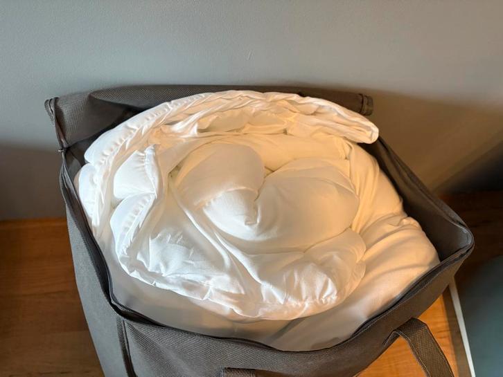 Hema 4-seizoenen dekbed 240x220, Huis en Inrichting, Slaapkamer | Beddengoed, Zo goed als nieuw, Deken of Dekbed, Tweepersoons