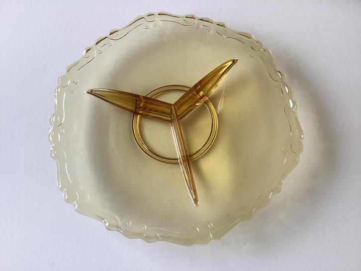 Vintage, schaal koekschaal, amberkleurig, uit de jaren '50, Antiek en Kunst, Antiek | Schalen, Ophalen of Verzenden