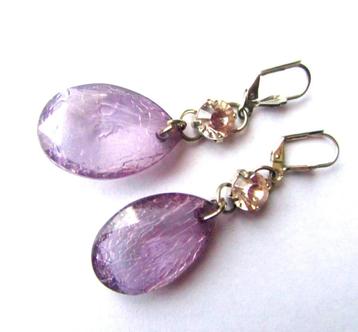 Vintage Prachtige Lila lavendel lucite oorbellen met kristal beschikbaar voor biedingen