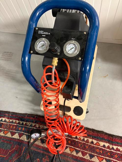 Handige  licht gewicht compressor, Doe-het-zelf en Verbouw, Compressors, Zo goed als nieuw, 6 tot 10 bar, 25 tot 100 liter, 200 tot 400 liter/min