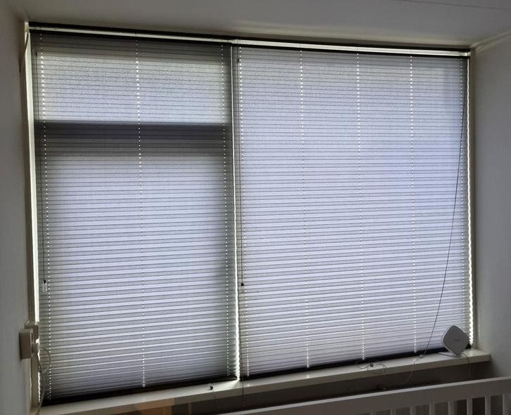 Plissegordijnen Luxaflex grijs  2 stuks top down bottom up, Huis en Inrichting, Stoffering | Gordijnen en Lamellen, Zo goed als nieuw