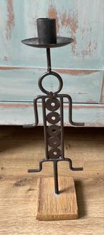 Prachtige metalen kandelaar op houten blok man design, Huis en Inrichting, Woonaccessoires | Kandelaars en Kaarsen, Ophalen of Verzenden