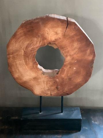 Decoratief houten ornament op statief beschikbaar voor biedingen