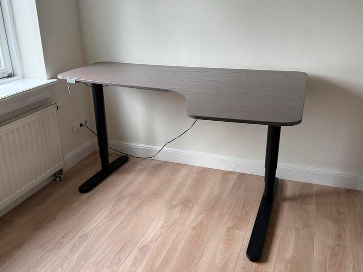 IKEA Bekant electronisch Zit-Sta Hoekbureau, Huis en Inrichting, Bureaus, Zo goed als nieuw, Stabureau, Elektrisch, In hoogte verstelbaar