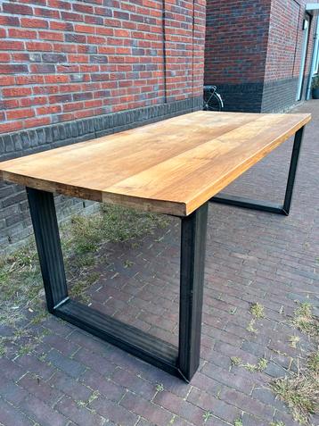Mooie houten eettafel met metalen poten beschikbaar voor biedingen