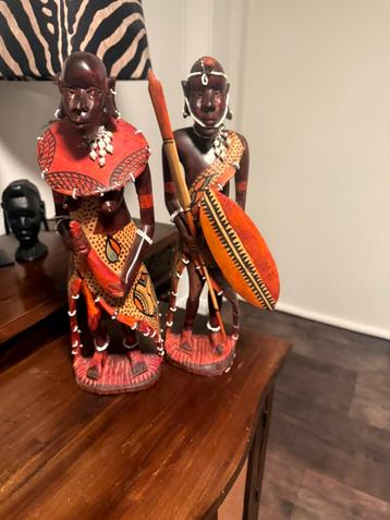 Houten beelden in Afrikaanse Maasai-stijl. beschikbaar voor biedingen