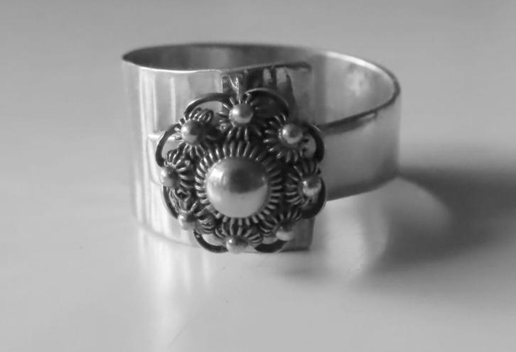 Koopje! Trendy zeeuwse ring.Nieuw! van 109 voor  45 incl ver, Sieraden, Tassen en Uiterlijk, Ringen, Nieuw, Dame, 18 tot 19, Zilver