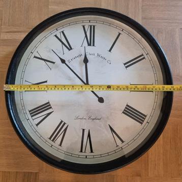 Metalen klok 51cm met romijnse cijfers op batterij beschikbaar voor biedingen