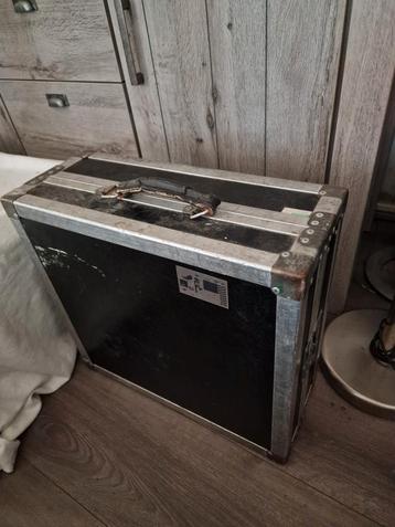 Flightcase.

53 x 49,5 x 21,5 cm  KOOPJE! beschikbaar voor biedingen