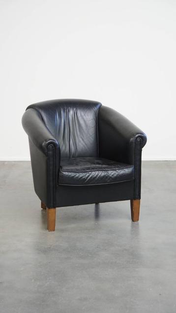 Geweldige zwarte rundleren clubfauteuil in Engelse stijl beschikbaar voor biedingen