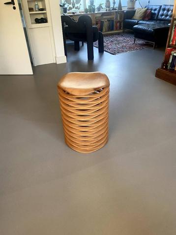 Ergonomische kruk Sahara van Chris Ruhe beschikbaar voor biedingen
