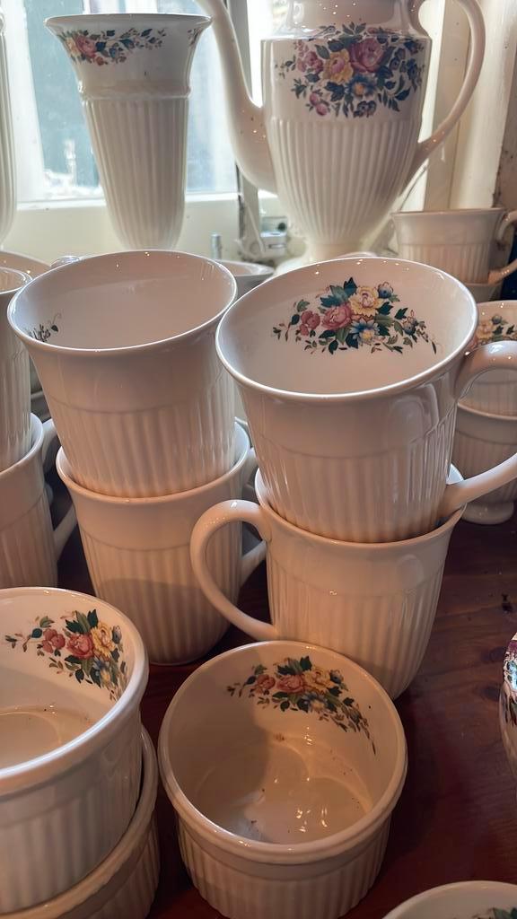 Wedgwood CONWAY beker, Huis en Inrichting, Keuken | Servies, Zo goed als nieuw, Kop(pen) en/of Schotel(s), Wedgwood, Porselein