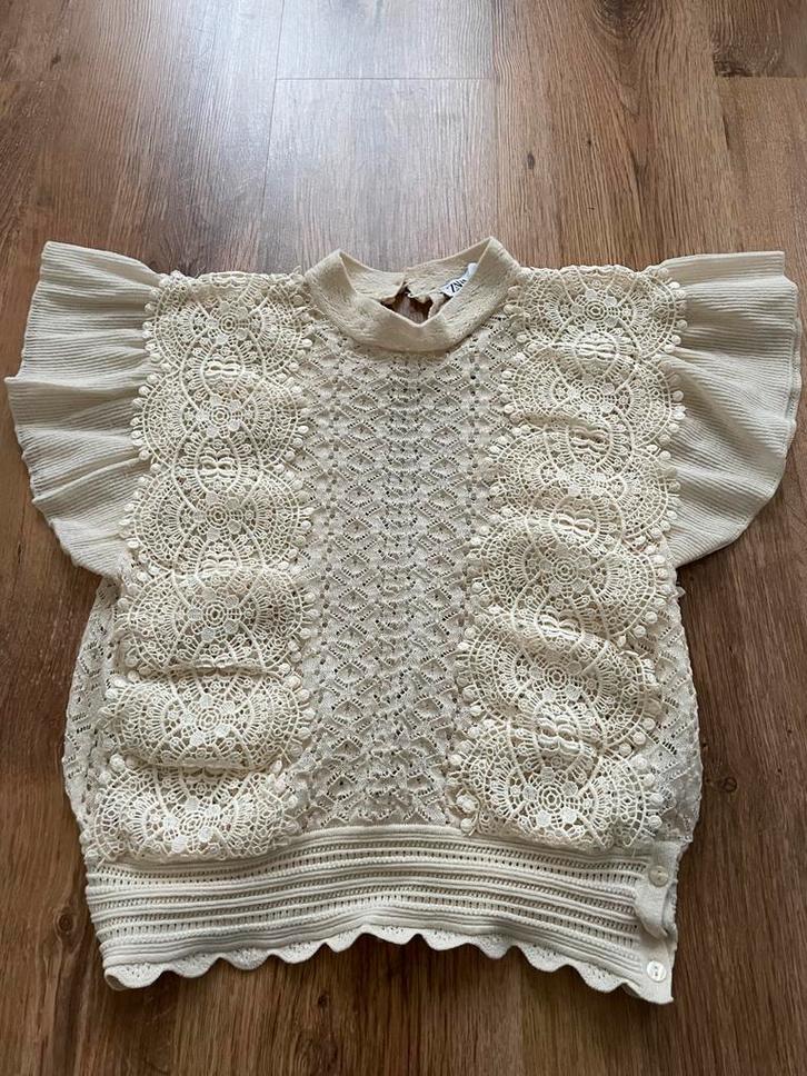 Mooie witte top van Zara met kanten details, Kleding | Dames, Tops, Zo goed als nieuw, Maat 36 (S), Wit, Korte mouw, Ophalen of Verzenden