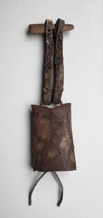 Antieke koeienbel met leren en houten halsband, Antiek en Kunst, Ophalen of Verzenden