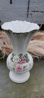 Brocante Vaas met Bloemen - 38cm, Gebruikt, Wit, Aardewerk of Porselein, Ophalen of Verzenden