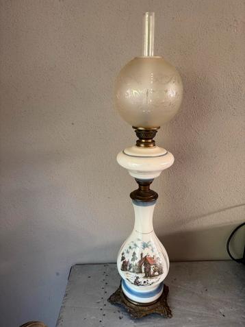 Antieke olielamp met decoratie beschikbaar voor biedingen