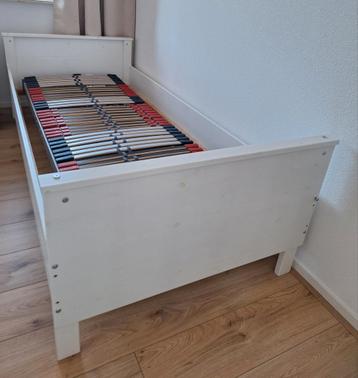 GRATIS Wit houten bed 200 cm x 90 cm.
