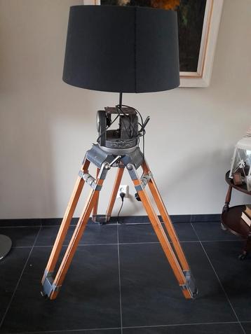 zeer oude unieke industrieeele lamp op antiek statief beschikbaar voor biedingen