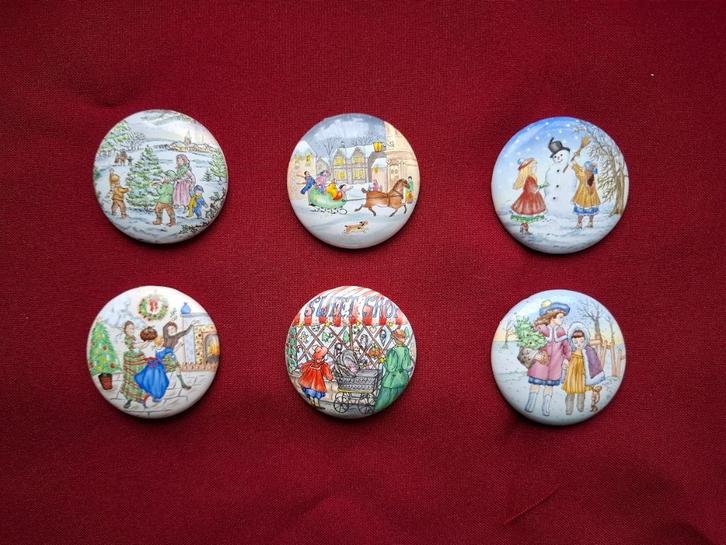 Kerst:  6 Enamels Schildjes Crummles England, Verzamelen, Overige Verzamelen, Zo goed als nieuw, Ophalen of Verzenden