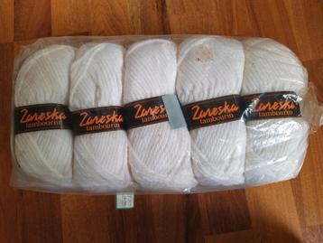 Nieuwe bollen wol. Wit. Acryl. Zaneska. Tambourin. 5 stuks beschikbaar voor biedingen