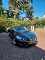 Volvo V60 T3 150pk Start/stop 2012 Grijs, Auto's, Voorwielaandrijving, 1596 cc, Zwart, 4 cilinders