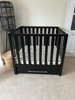 Zwarte box met lade - €40, Kinderen en Baby's, Ophalen of Verzenden, Gebruikt, Vierkant, In hoogte verstelbaar