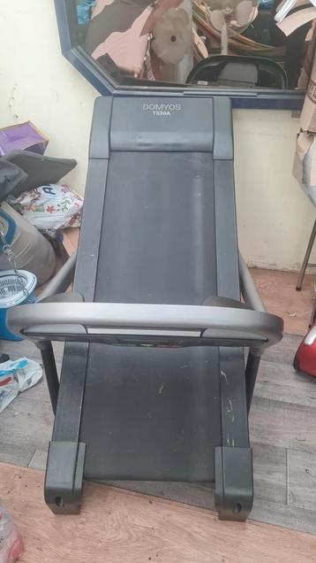 De afbeelding toont een Domyos T520B loopband.  beschikbaar voor biedingen
