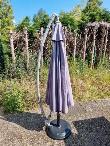 Zweefparasol (zonder voet!) beschikbaar voor biedingen