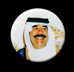 Saddam Hoessein Button, Ophalen, Zo goed als nieuw, Figuurtje, Button