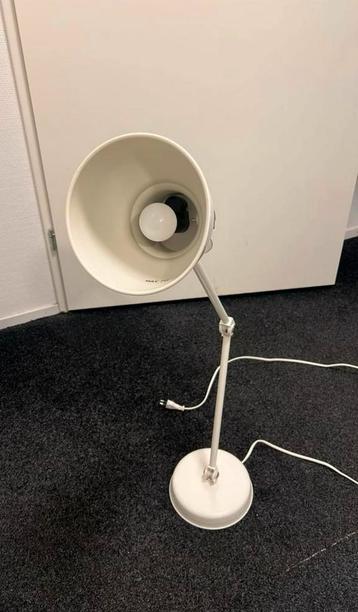 Witte bureaulamp beschikbaar voor biedingen