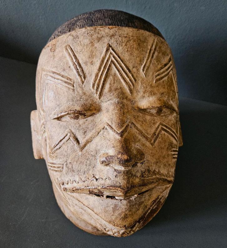 Een Lipiko of helmmasker, Antiek en Kunst, Kunst | Beelden en Houtsnijwerken, Ophalen of Verzenden