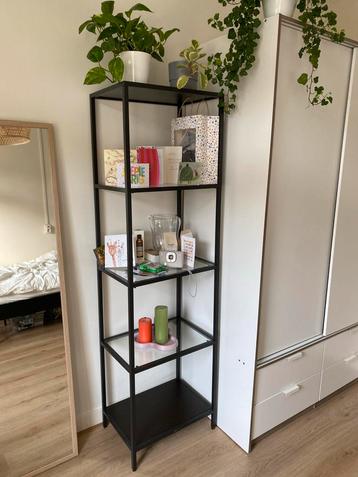 Zwarte metalen stellingkast met glazen planken beschikbaar voor biedingen