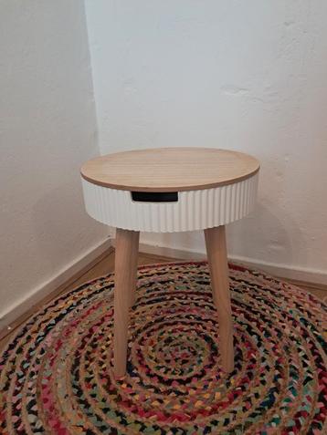 Side table with interior compartment  beschikbaar voor biedingen