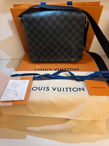 Originele Louis Vuitton PM District Messenger tas beschikbaar voor biedingen