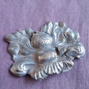 Bodemvondst Friesland: Heraldisch Ornament Zilver beschikbaar voor biedingen