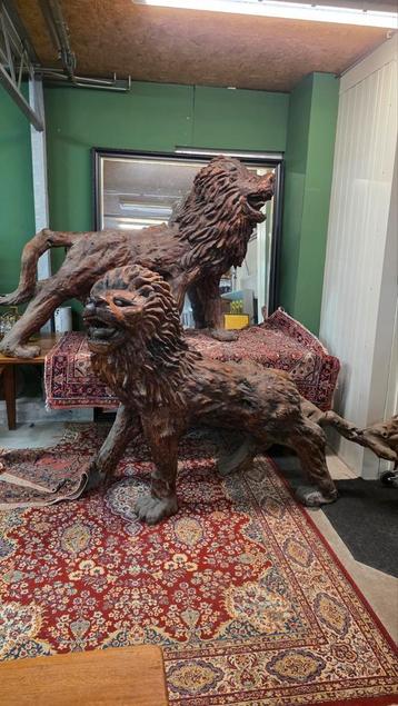 19e eeuwse levensgrote houten tempelleeuwen beschikbaar voor biedingen